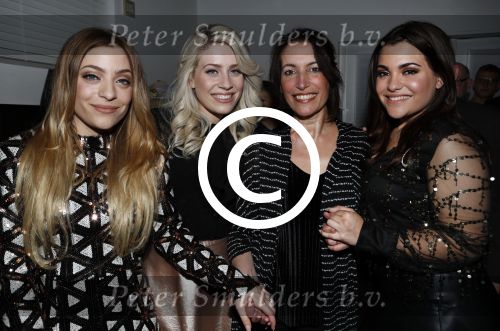 Fijnaart 21 april 2017
O\'g3ne en Frans bauer geven feestje in Fijnaart voor de kinderen van de basisschool de springplank waar ze op gezeten hebben. Mariska Frans Jr Christiaan Lucas en Jan alsmede de vader en moeder van de meiden van O\'g3ne zijn ook aanwezig.