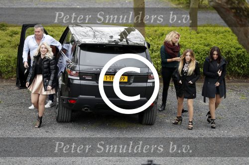 Fijnaart 21 april 2017
O\'g3ne en Frans bauer geven feestje in Fijnaart voor de kinderen van de basisschool de springplank waar ze op gezeten hebben. Mariska Frans Jr Christiaan Lucas en Jan alsmede de vader en moeder van de meiden van O\'g3ne zijn ook aanwezig.