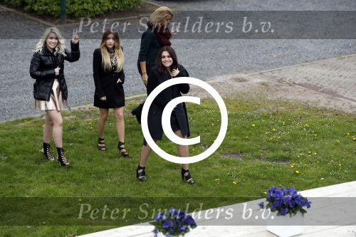 Fijnaart 21 april 2017
O\'g3ne en Frans bauer geven feestje in Fijnaart voor de kinderen van de basisschool de springplank waar ze op gezeten hebben. Mariska Frans Jr Christiaan Lucas en Jan alsmede de vader en moeder van de meiden van O\'g3ne zijn ook aanwezig.