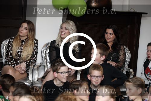 Fijnaart 21 april 2017
O\'g3ne en Frans bauer geven feestje in Fijnaart voor de kinderen van de basisschool de springplank waar ze op gezeten hebben. Mariska Frans Jr Christiaan Lucas en Jan alsmede de vader en moeder van de meiden van O\'g3ne zijn ook aanwezig.