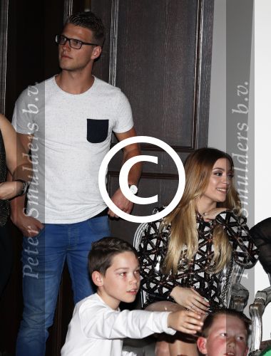Fijnaart 21 april 2017
O\'g3ne en Frans bauer geven feestje in Fijnaart voor de kinderen van de basisschool de springplank waar ze op gezeten hebben. Mariska Frans Jr Christiaan Lucas en Jan alsmede de vader en moeder van de meiden van O\'g3ne zijn ook aanwezig.