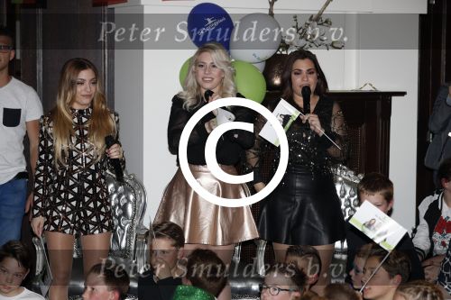 Fijnaart 21 april 2017
O\'g3ne en Frans bauer geven feestje in Fijnaart voor de kinderen van de basisschool de springplank waar ze op gezeten hebben. Mariska Frans Jr Christiaan Lucas en Jan alsmede de vader en moeder van de meiden van O\'g3ne zijn ook aanwezig.
