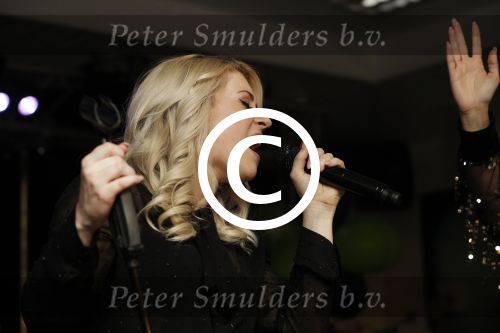 Fijnaart 21 april 2017
O\'g3ne en Frans bauer geven feestje in Fijnaart voor de kinderen van de basisschool de springplank waar ze op gezeten hebben. Mariska Frans Jr Christiaan Lucas en Jan alsmede de vader en moeder van de meiden van O\'g3ne zijn ook aanwezig.