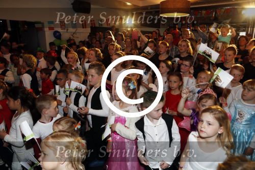 Fijnaart 21 april 2017
O\'g3ne en Frans bauer geven feestje in Fijnaart voor de kinderen van de basisschool de springplank waar ze op gezeten hebben. Mariska Frans Jr Christiaan Lucas en Jan alsmede de vader en moeder van de meiden van O\'g3ne zijn ook aanwezig.