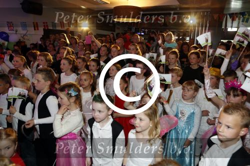 Fijnaart 21 april 2017
O\'g3ne en Frans bauer geven feestje in Fijnaart voor de kinderen van de basisschool de springplank waar ze op gezeten hebben. Mariska Frans Jr Christiaan Lucas en Jan alsmede de vader en moeder van de meiden van O\'g3ne zijn ook aanwezig.