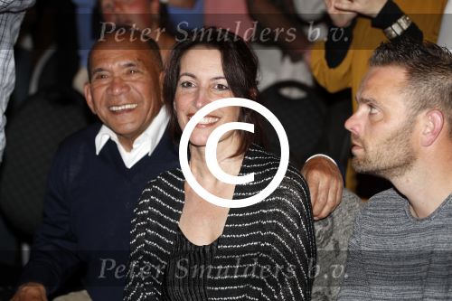 Fijnaart 21 april 2017
O\'g3ne en Frans bauer geven feestje in Fijnaart voor de kinderen van de basisschool de springplank waar ze op gezeten hebben. Mariska Frans Jr Christiaan Lucas en Jan alsmede de vader en moeder van de meiden van O\'g3ne zijn ook aanwezig.