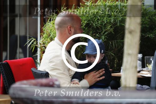 Amsterdam 3 april 2017  
Oscar Aerts met zoontje en Robert de Hoog op terras.