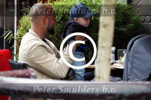 Amsterdam 3 april 2017  
Oscar Aerts met zoontje en Robert de Hoog op terras.