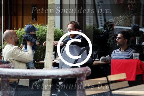 Amsterdam 3 april 2017  
Oscar Aerts met zoontje en Robert de Hoog op terras.