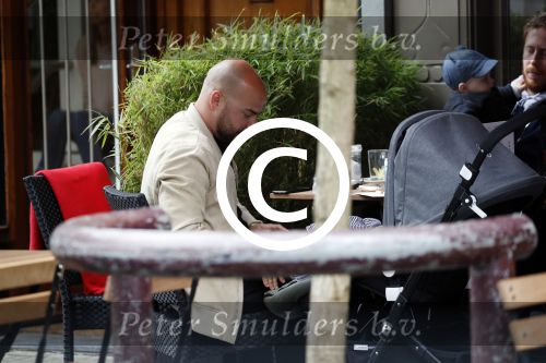 Amsterdam 3 april 2017  
Oscar Aerts met zoontje en Robert de Hoog op terras.