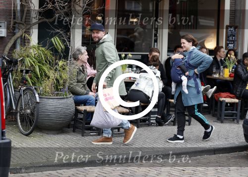 Amsterdam 19 maart 2017
Oscar Aerts met zijn vriendin en hun baby in amsterdam.