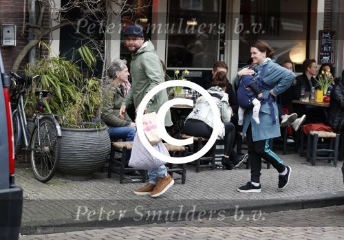 Amsterdam 19 maart 2017
Oscar Aerts met zijn vriendin en hun baby in amsterdam.