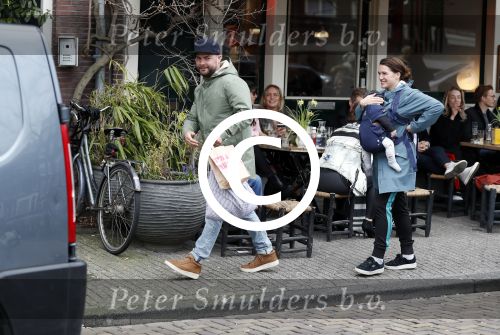 Amsterdam 19 maart 2017
Oscar Aerts met zijn vriendin en hun baby in amsterdam.