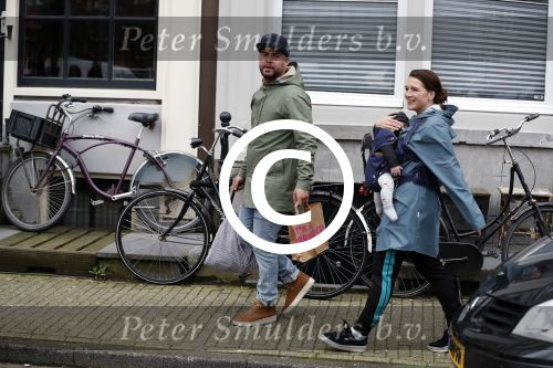 Amsterdam 19 maart 2017
Oscar Aerts met zijn vriendin en hun baby in amsterdam.