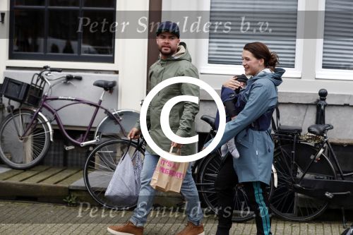 Amsterdam 19 maart 2017
Oscar Aerts met zijn vriendin en hun baby in amsterdam.