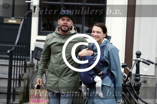 Amsterdam 19 maart 2017
Oscar Aerts met zijn vriendin en hun baby in amsterdam.