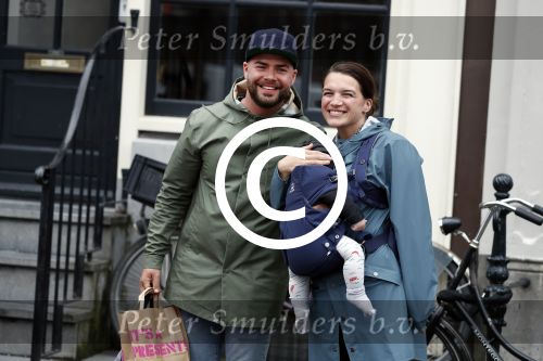 Amsterdam 19 maart 2017
Oscar Aerts met zijn vriendin en hun baby in amsterdam.