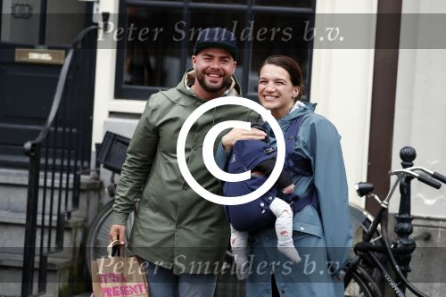 Amsterdam 19 maart 2017
Oscar Aerts met zijn vriendin en hun baby in amsterdam.