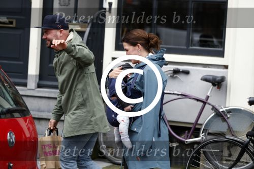 Amsterdam 19 maart 2017
Oscar Aerts met zijn vriendin en hun baby in amsterdam.