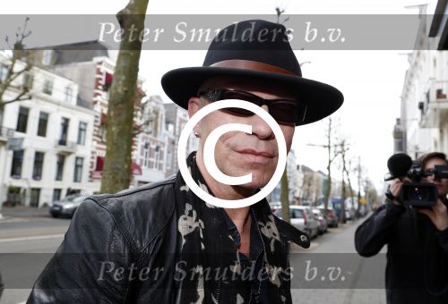 Amsterdam 13 april 2017 
Presentatie boek Dick Maas in de smet studios. Tatjana en Huub Stapel ontvangen het eerste exemplaar. paul v Loon met zijn vrouw
