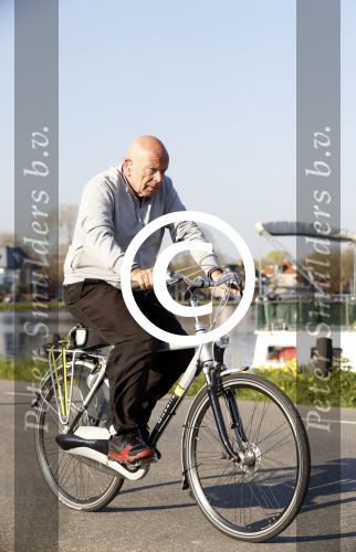 Amsterdam 6 april 2017 
Peter Plasman op de fiets langs de amstel.