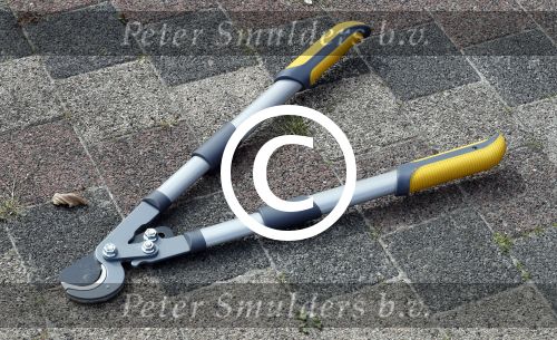 Hoorn 22 april 2017
Makan garmani de inmiddels ex vriend van Esther ( Vriendin Peter R de Vries) op zijn scooter. de fles wijn die Peter R de Vries bij zich had en de heggeschaar
