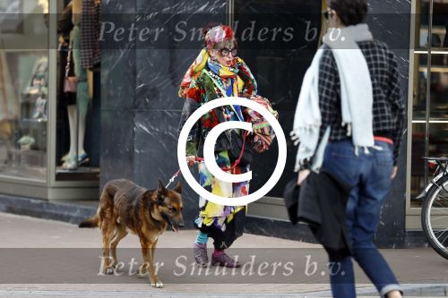 Amsterdam 4 april 2017  
Petra Heyboer met hond op de pc hooftstraat