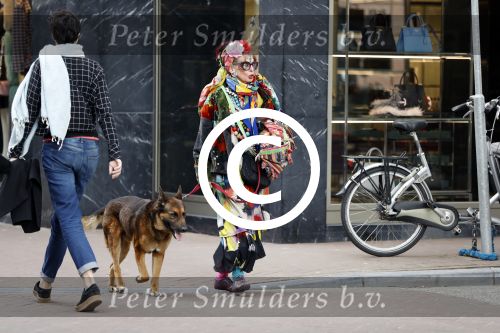 Amsterdam 4 april 2017  
Petra Heyboer met hond op de pc hooftstraat