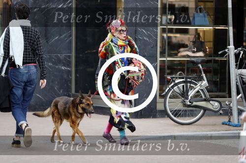 Amsterdam 4 april 2017  
Petra Heyboer met hond op de pc hooftstraat
