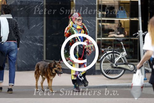 Amsterdam 4 april 2017  
Petra Heyboer met hond op de pc hooftstraat