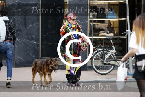 Amsterdam 4 april 2017  
Petra Heyboer met hond op de pc hooftstraat
