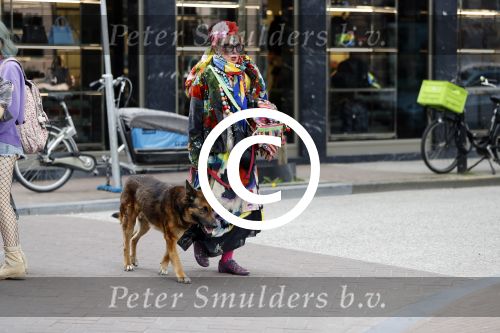 Amsterdam 4 april 2017  
Petra Heyboer met hond op de pc hooftstraat