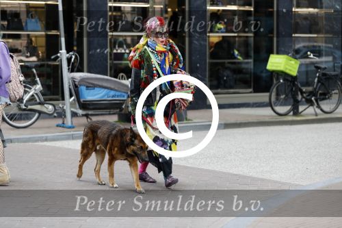Amsterdam 4 april 2017  
Petra Heyboer met hond op de pc hooftstraat