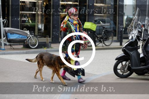 Amsterdam 4 april 2017  
Petra Heyboer met hond op de pc hooftstraat