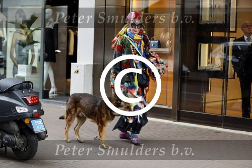 Amsterdam 4 april 2017  
Petra Heyboer met hond op de pc hooftstraat
