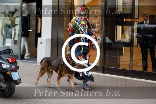 Amsterdam 4 april 2017  
Petra Heyboer met hond op de pc hooftstraat