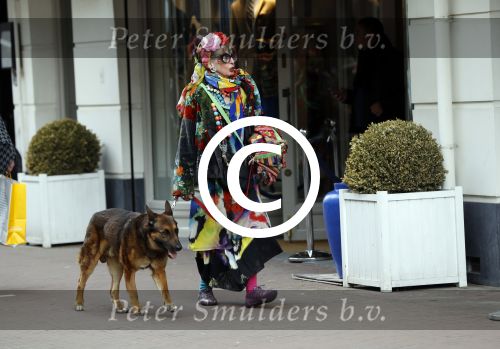 Amsterdam 4 april 2017  
Petra Heyboer met hond op de pc hooftstraat