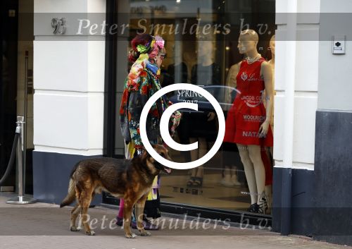 Amsterdam 4 april 2017  
Petra Heyboer met hond op de pc hooftstraat