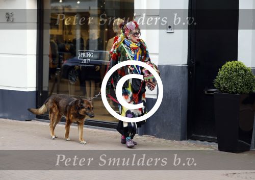Amsterdam 4 april 2017  
Petra Heyboer met hond op de pc hooftstraat