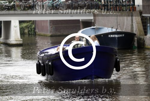 Amsterdam 13 mei 2017 
Prins Berenhard jr aan het varen in zijn waterdream sloep (boot) met zijn dochter Isabella en haar vriendinnen op de grachten van Amsterdam. Tijdens het varen regent het behoorlijk.