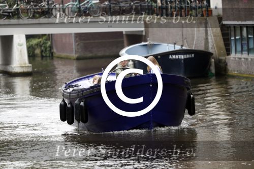 Amsterdam 13 mei 2017 
Prins Berenhard jr aan het varen in zijn waterdream sloep (boot) met zijn dochter Isabella en haar vriendinnen op de grachten van Amsterdam. Tijdens het varen regent het behoorlijk.