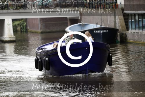 Amsterdam 13 mei 2017 
Prins Berenhard jr aan het varen in zijn waterdream sloep (boot) met zijn dochter Isabella en haar vriendinnen op de grachten van Amsterdam. Tijdens het varen regent het behoorlijk.