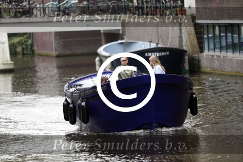 Amsterdam 13 mei 2017 
Prins Berenhard jr aan het varen in zijn waterdream sloep (boot) met zijn dochter Isabella en haar vriendinnen op de grachten van Amsterdam. Tijdens het varen regent het behoorlijk.