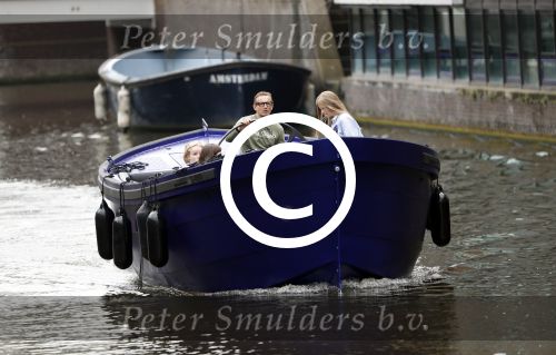 Amsterdam 13 mei 2017 
Prins Berenhard jr aan het varen in zijn waterdream sloep (boot) met zijn dochter Isabella en haar vriendinnen op de grachten van Amsterdam. Tijdens het varen regent het behoorlijk.
