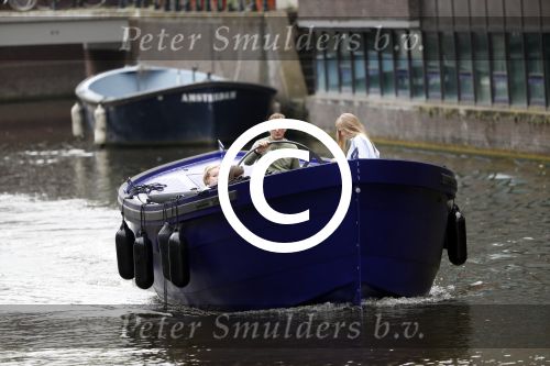 Amsterdam 13 mei 2017 
Prins Berenhard jr aan het varen in zijn waterdream sloep (boot) met zijn dochter Isabella en haar vriendinnen op de grachten van Amsterdam. Tijdens het varen regent het behoorlijk.