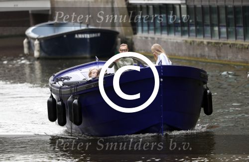 Amsterdam 13 mei 2017 
Prins Berenhard jr aan het varen in zijn waterdream sloep (boot) met zijn dochter Isabella en haar vriendinnen op de grachten van Amsterdam. Tijdens het varen regent het behoorlijk.