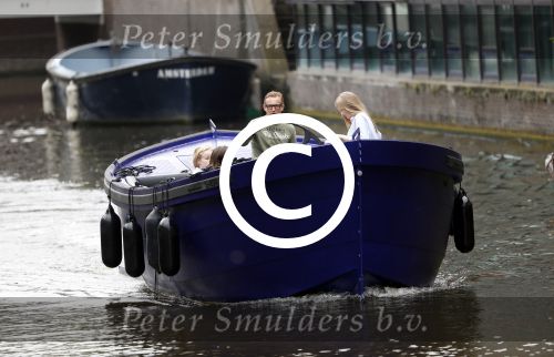 Amsterdam 13 mei 2017 
Prins Berenhard jr aan het varen in zijn waterdream sloep (boot) met zijn dochter Isabella en haar vriendinnen op de grachten van Amsterdam. Tijdens het varen regent het behoorlijk.