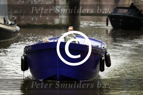 Amsterdam 13 mei 2017 
Prins Berenhard jr aan het varen in zijn waterdream sloep (boot) met zijn dochter Isabella en haar vriendinnen op de grachten van Amsterdam. Tijdens het varen regent het behoorlijk.
