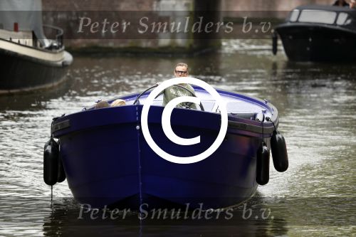 Amsterdam 13 mei 2017 
Prins Berenhard jr aan het varen in zijn waterdream sloep (boot) met zijn dochter Isabella en haar vriendinnen op de grachten van Amsterdam. Tijdens het varen regent het behoorlijk.