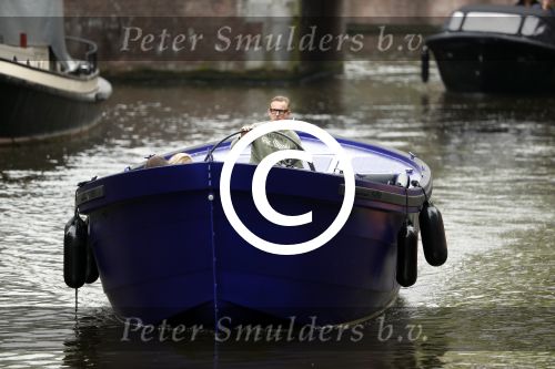 Amsterdam 13 mei 2017 
Prins Berenhard jr aan het varen in zijn waterdream sloep (boot) met zijn dochter Isabella en haar vriendinnen op de grachten van Amsterdam. Tijdens het varen regent het behoorlijk.